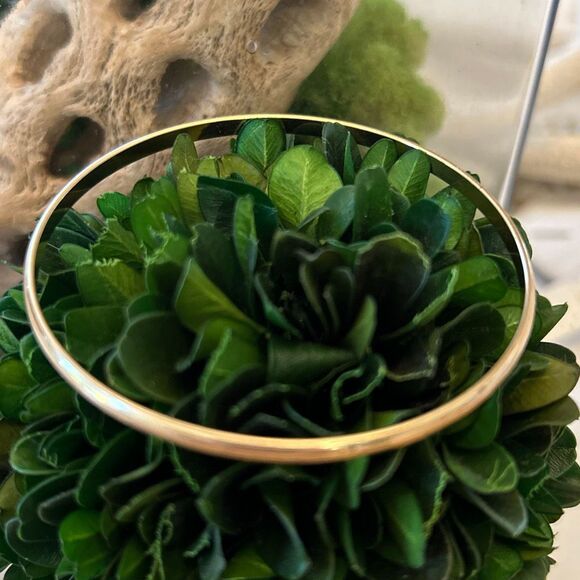 Krementz dainty thin gold tone bangle vintage bracelet - Picture 1 of 5